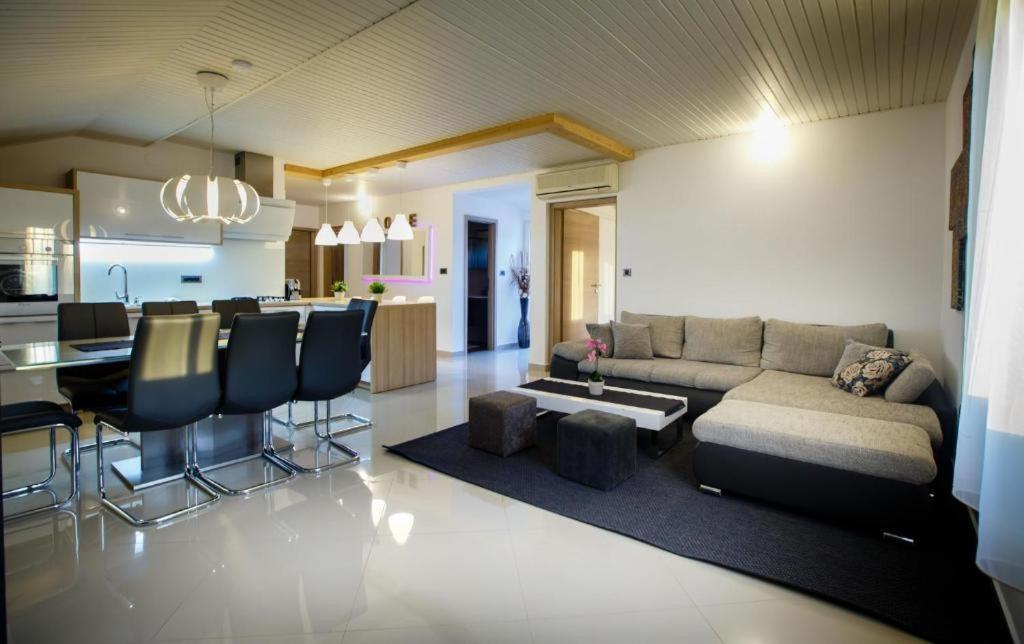 Foric Apartments With Outdoor Heated Pool Rab Town Exteriér fotografie