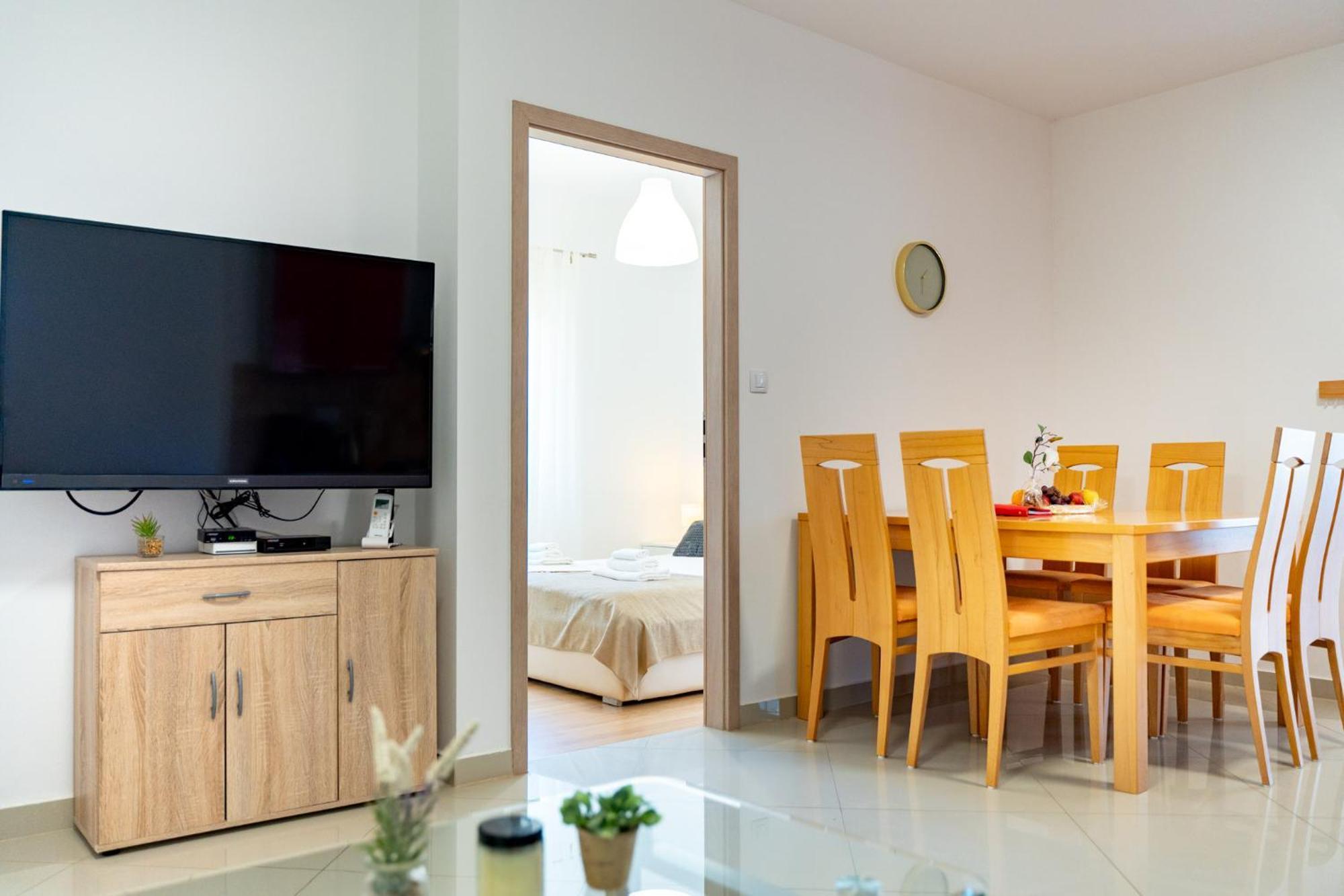 Foric Apartments With Outdoor Heated Pool Rab Town Exteriér fotografie