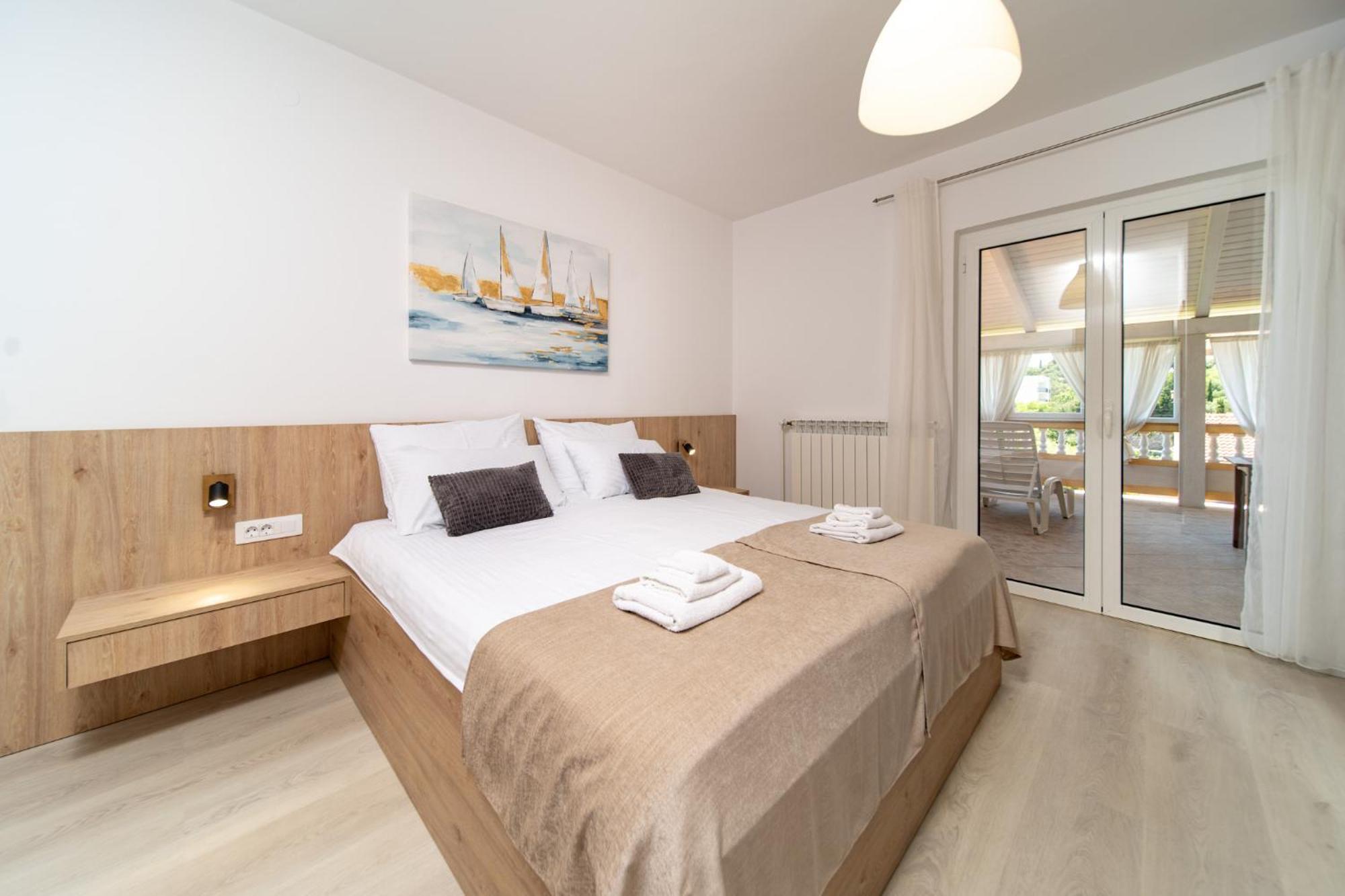 Foric Apartments With Outdoor Heated Pool Rab Town Exteriér fotografie