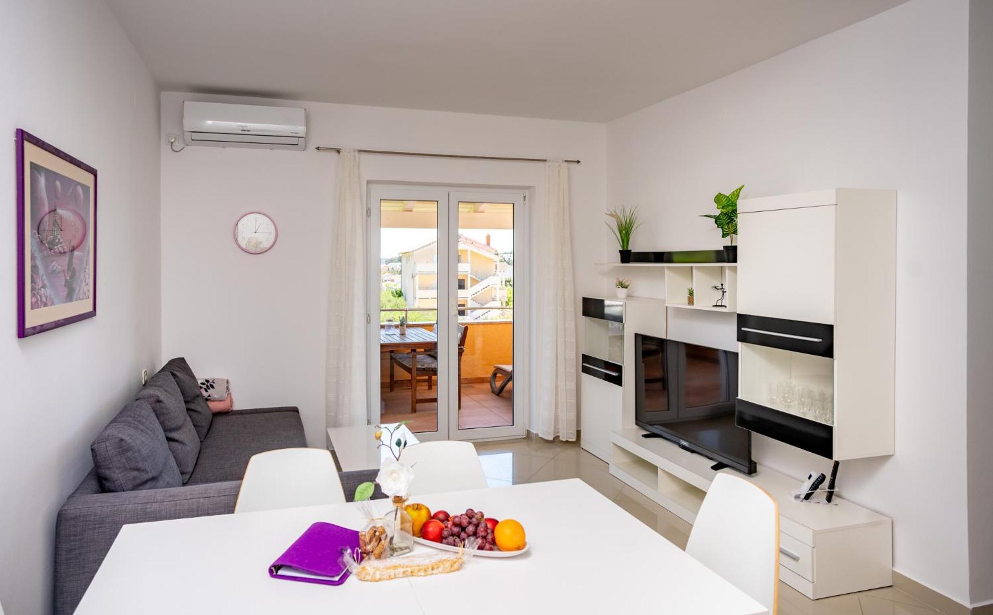 Foric Apartments With Outdoor Heated Pool Rab Town Exteriér fotografie
