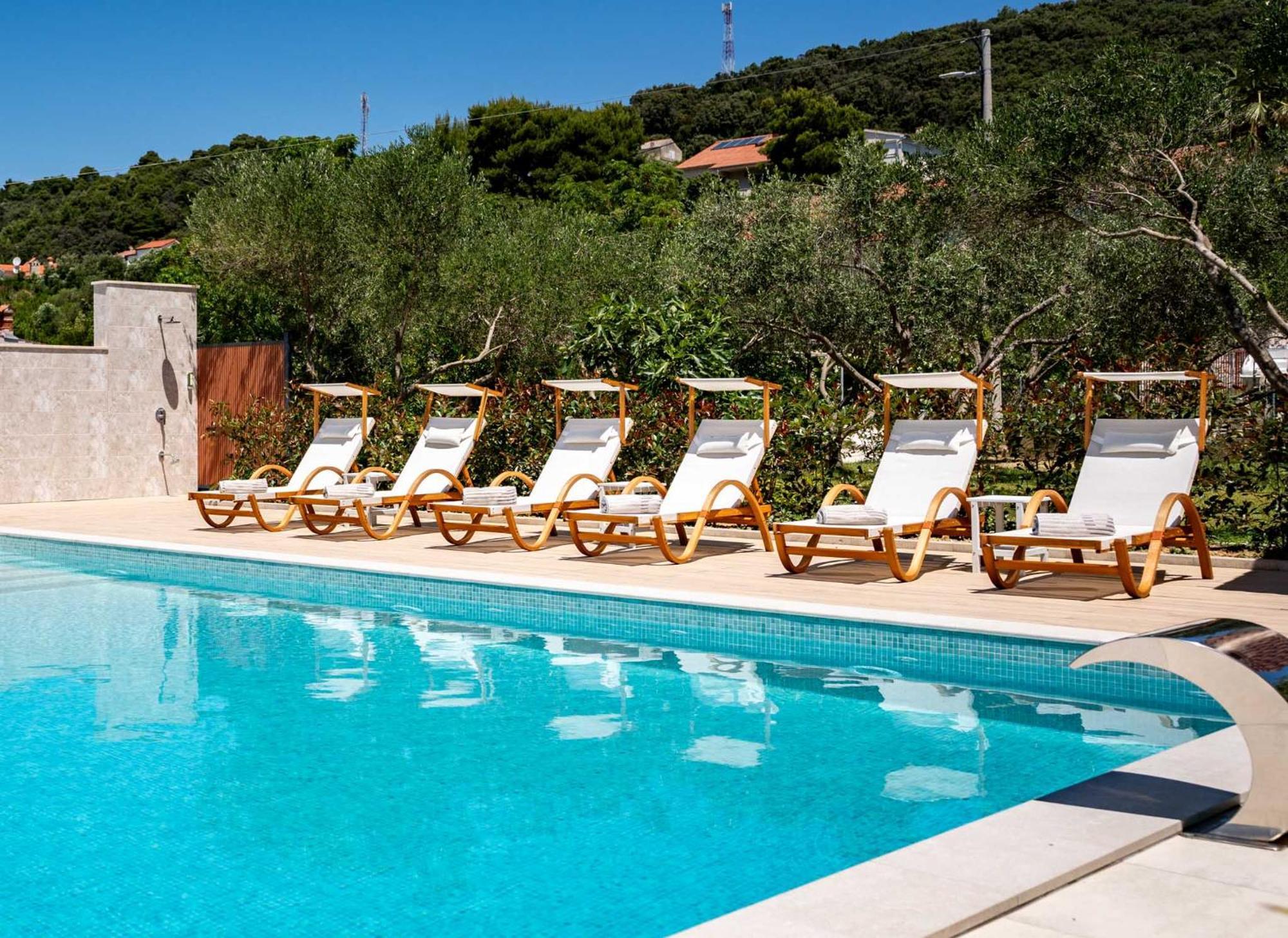 Foric Apartments With Outdoor Heated Pool Rab Town Exteriér fotografie