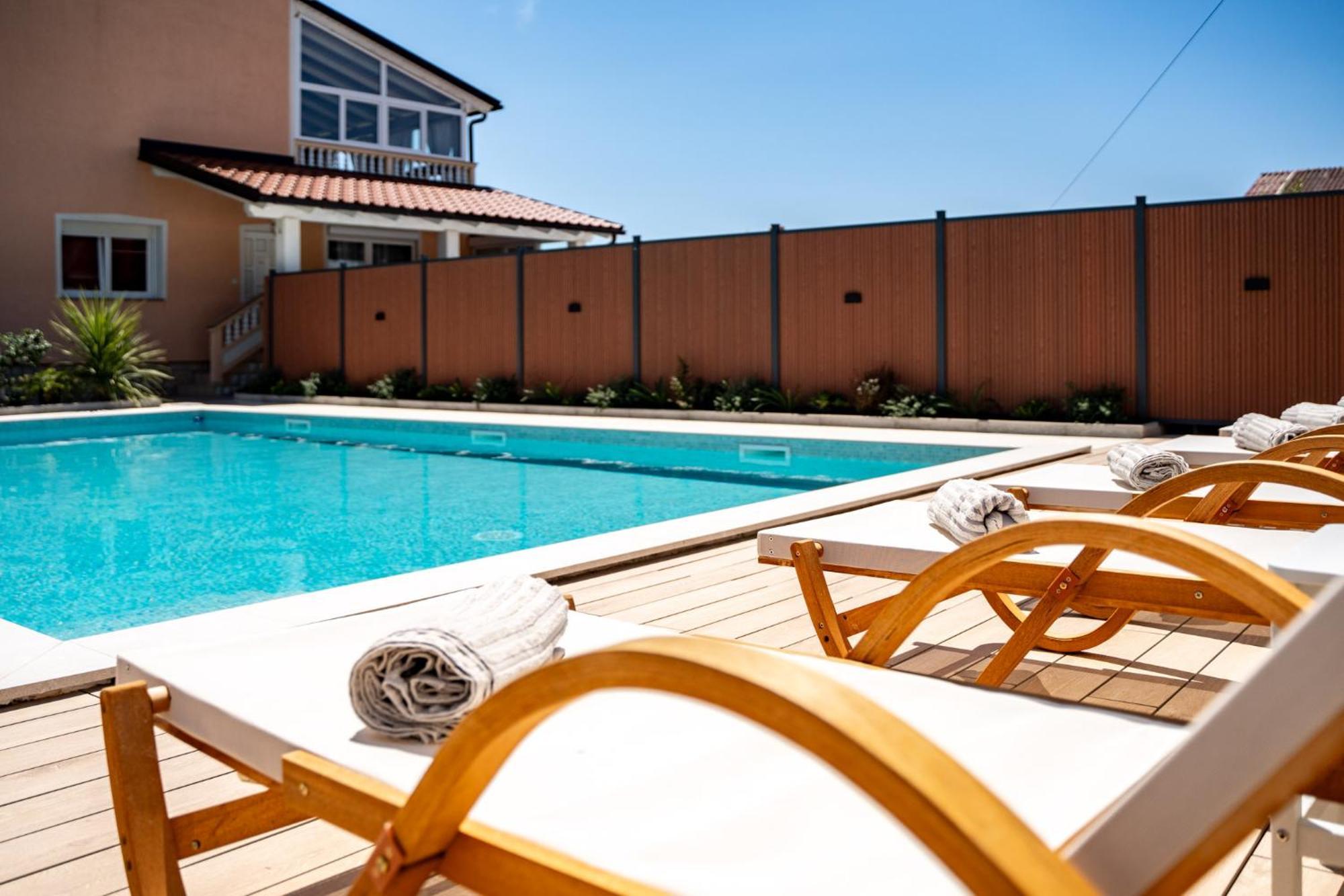 Foric Apartments With Outdoor Heated Pool Rab Town Exteriér fotografie
