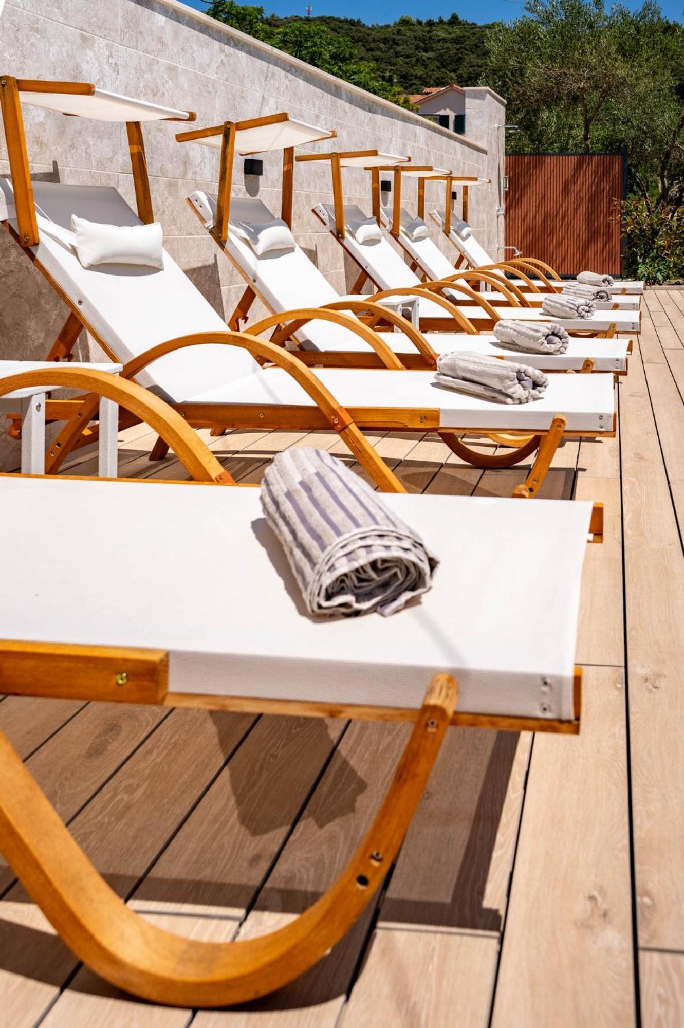 Foric Apartments With Outdoor Heated Pool Rab Town Exteriér fotografie