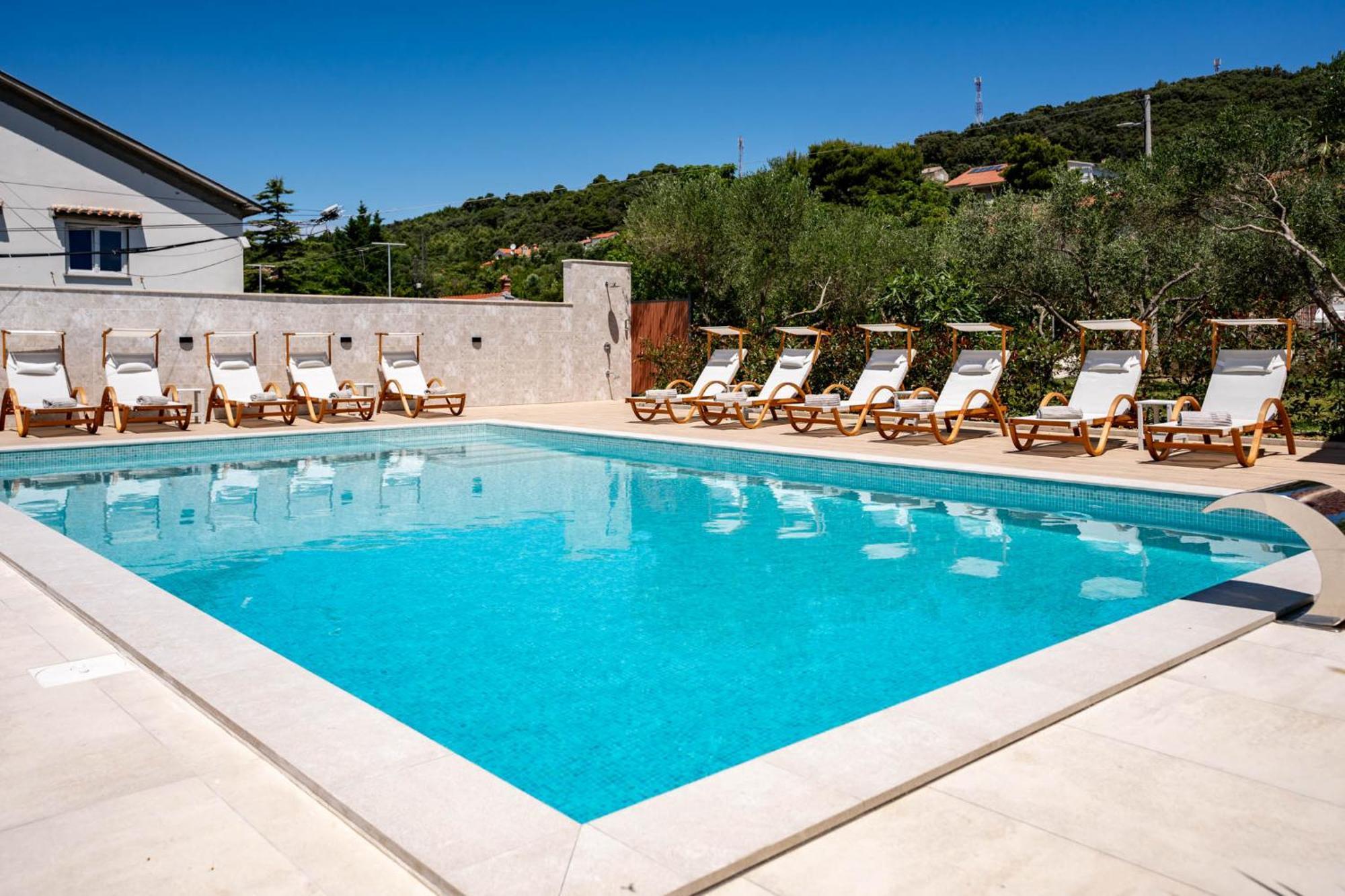 Foric Apartments With Outdoor Heated Pool Rab Town Exteriér fotografie