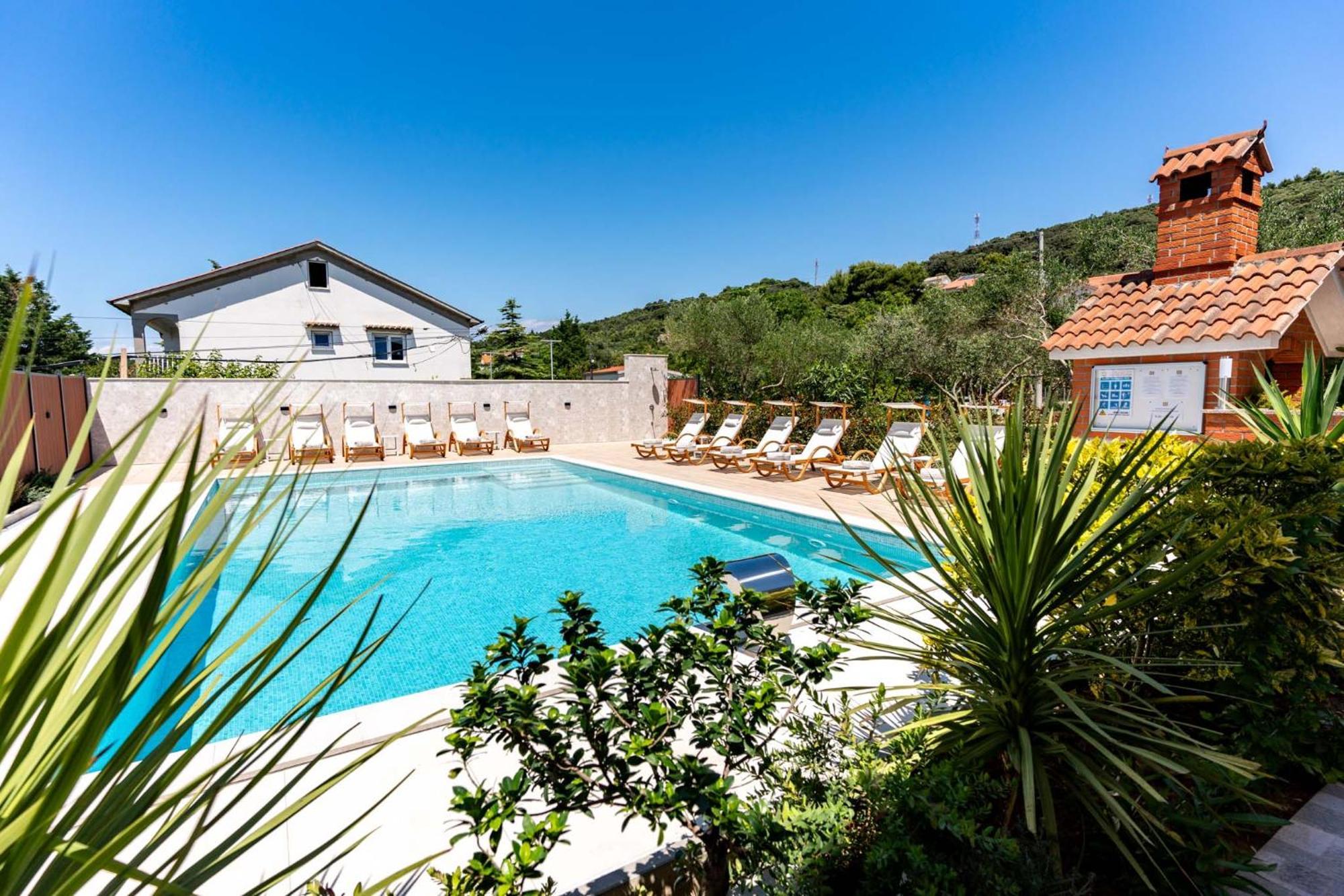 Foric Apartments With Outdoor Heated Pool Rab Town Exteriér fotografie