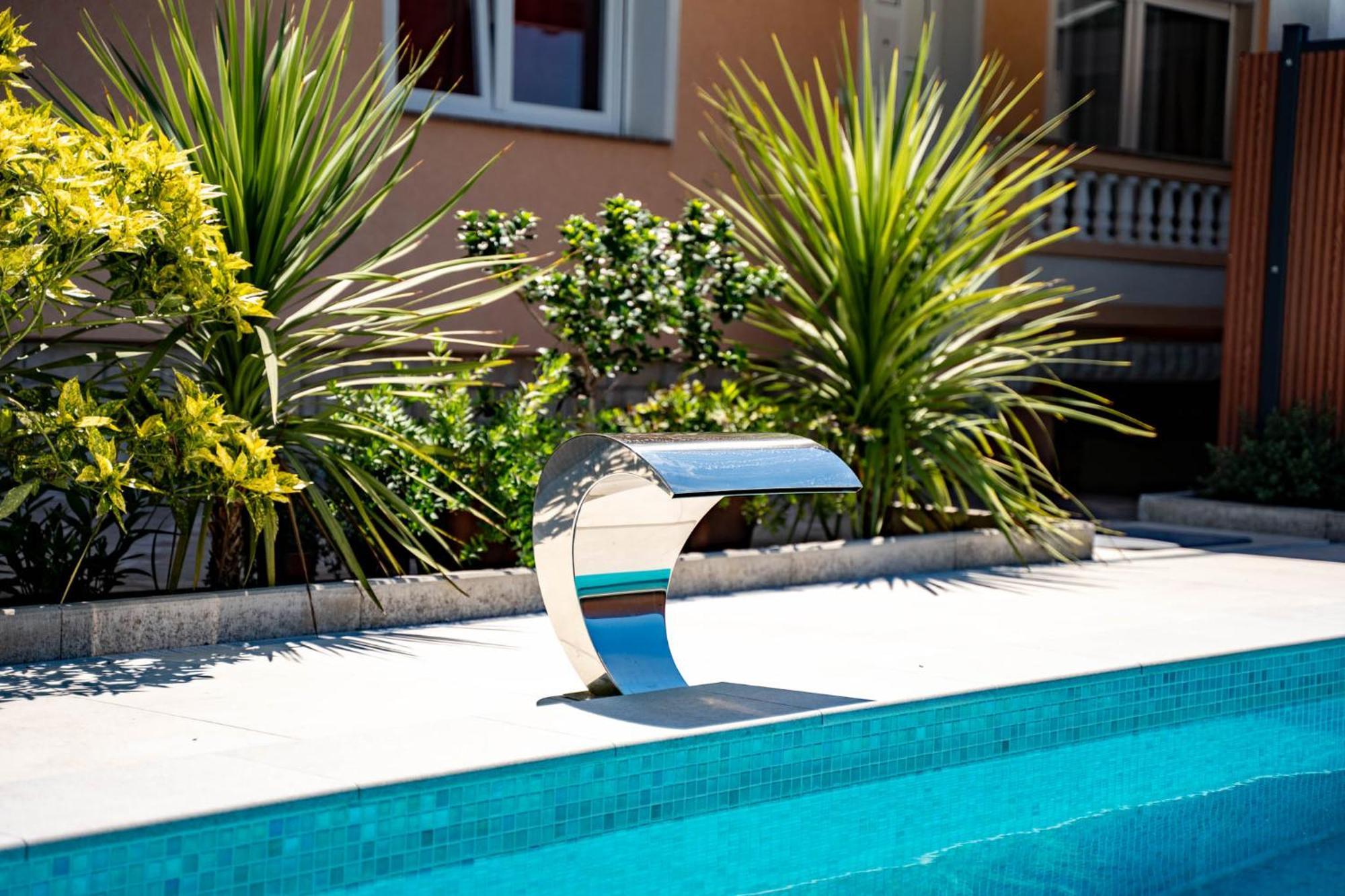 Foric Apartments With Outdoor Heated Pool Rab Town Exteriér fotografie