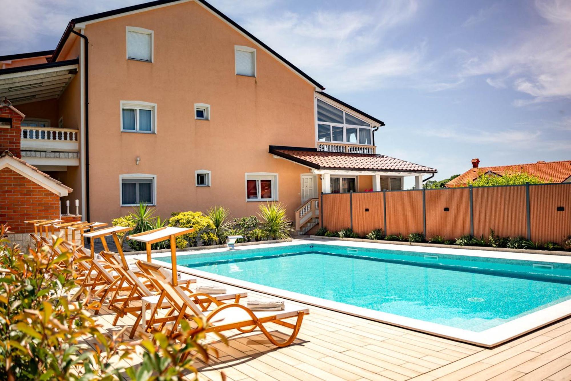 Foric Apartments With Outdoor Heated Pool Rab Town Exteriér fotografie