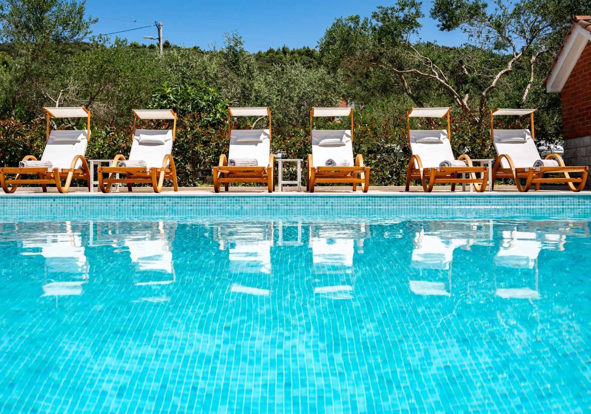 Foric Apartments With Outdoor Heated Pool Rab Town Exteriér fotografie