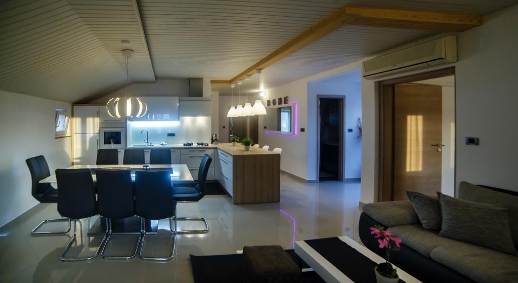 Foric Apartments With Outdoor Heated Pool Rab Town Exteriér fotografie