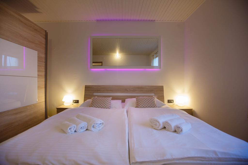 Foric Apartments With Outdoor Heated Pool Rab Town Exteriér fotografie