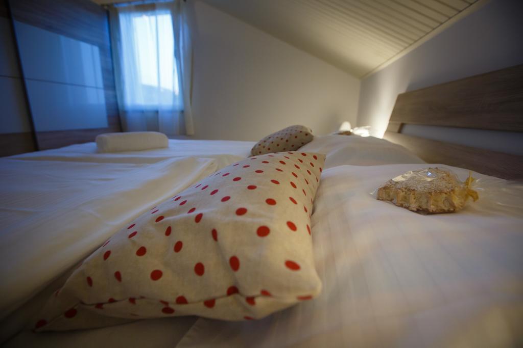 Foric Apartments With Outdoor Heated Pool Rab Town Exteriér fotografie