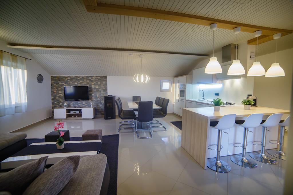 Foric Apartments With Outdoor Heated Pool Rab Town Exteriér fotografie